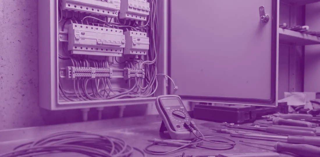 Elektryk podczas montażu instalacji elektrycznej