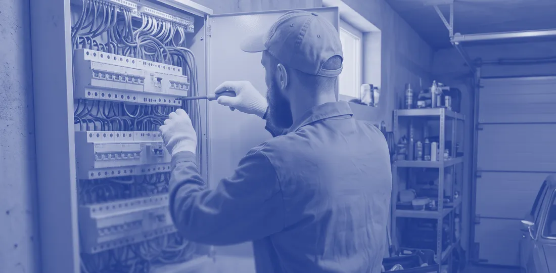 Elektryk podczas montażu instalacji elektrycznej