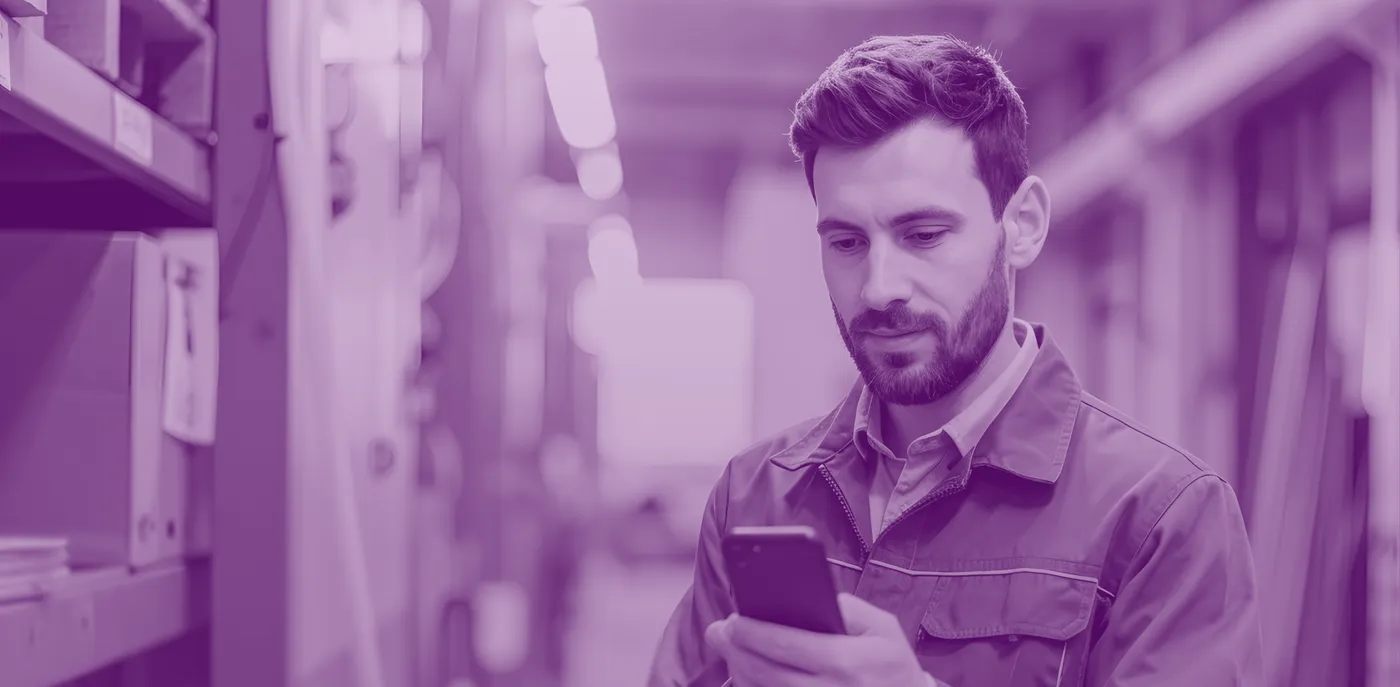 Technik HVAC podczas serwisu systemu grzewczego