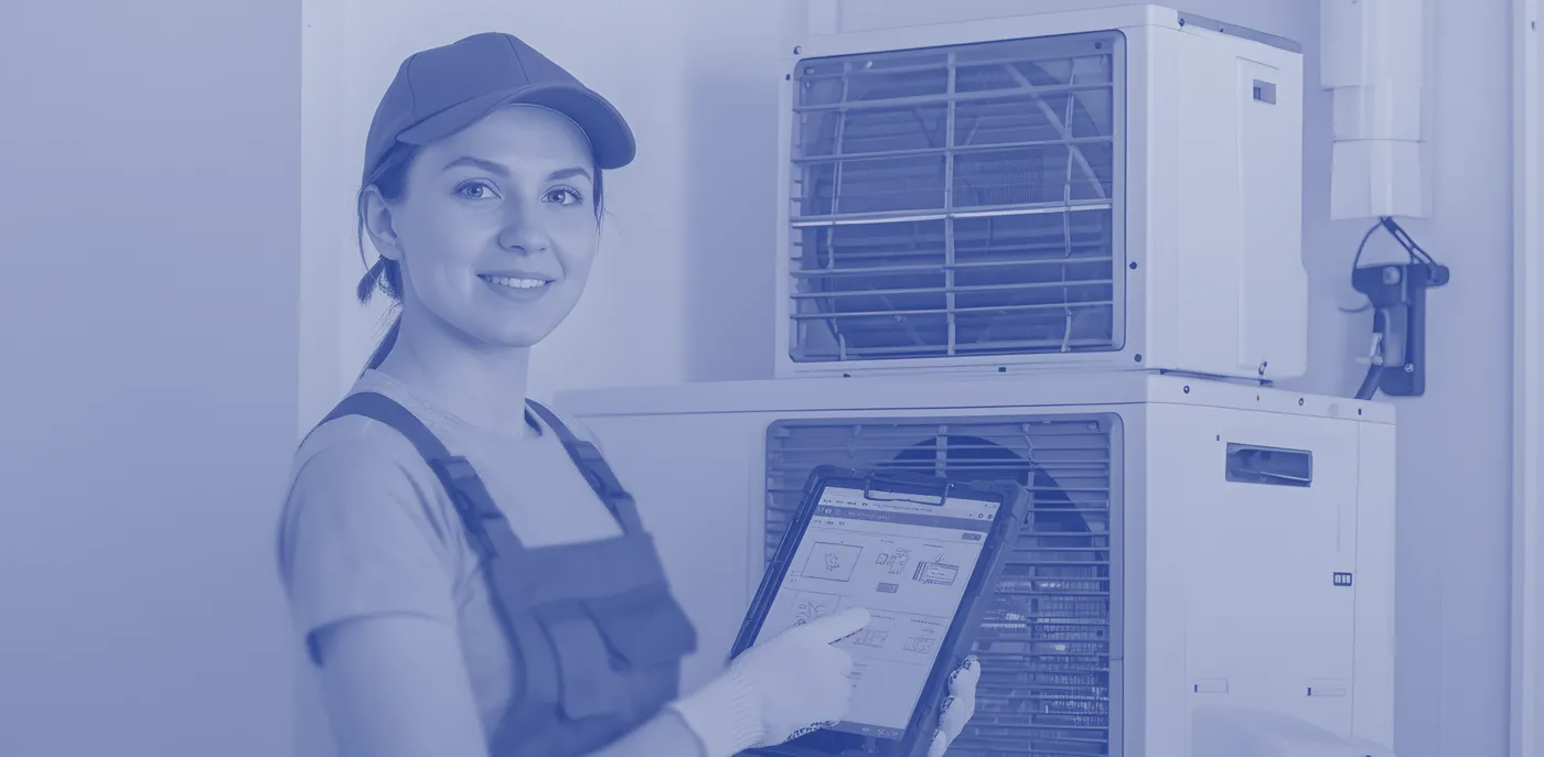 Technik HVAC podczas serwisu systemu grzewczego