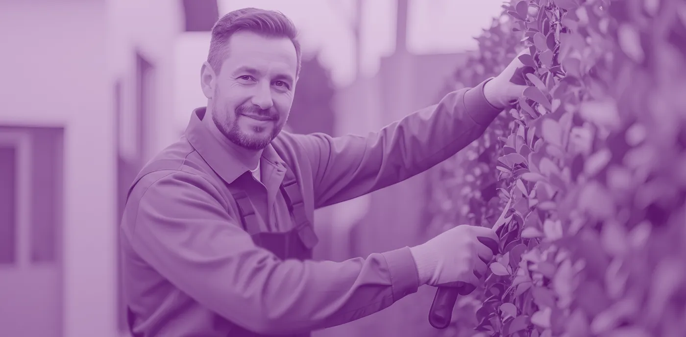 Ogrodnik podczas pracy przy pielęgnacji terenów zielonych