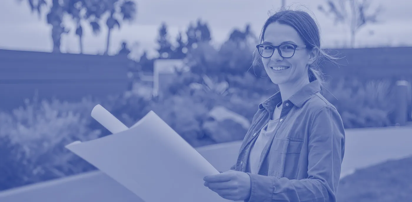 Ogrodnik podczas pracy przy pielęgnacji terenów zielonych