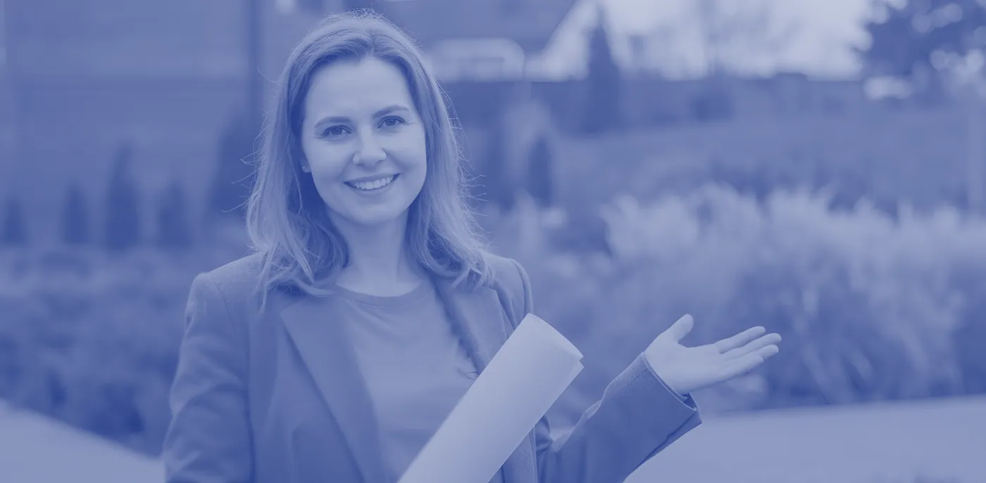 Konserwator podczas przeglądu technicznego urządzenia