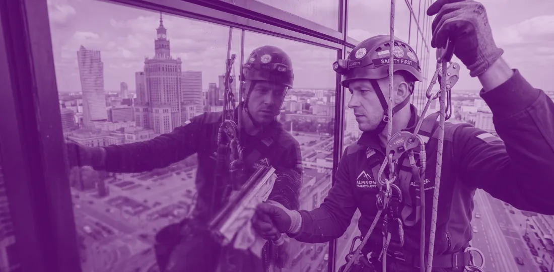 Technik alpinizmu przemysłowego podczas prac wysokościowych