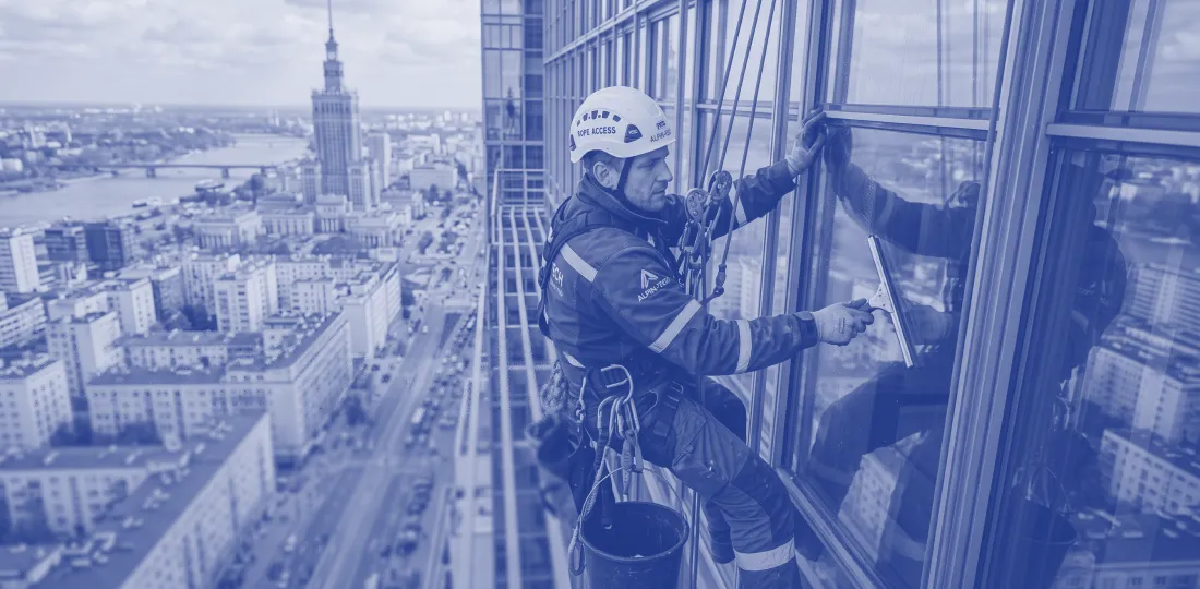 Technik alpinizmu przemysłowego podczas prac wysokościowych