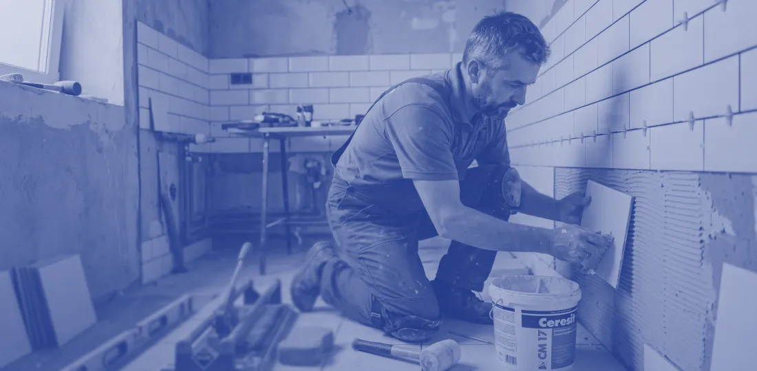 Glazurnik podczas układania płytek ceramicznych